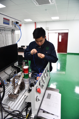 AHK不僅是一場考試——我校成功舉行AHK機電一體化工畢業(yè)考試